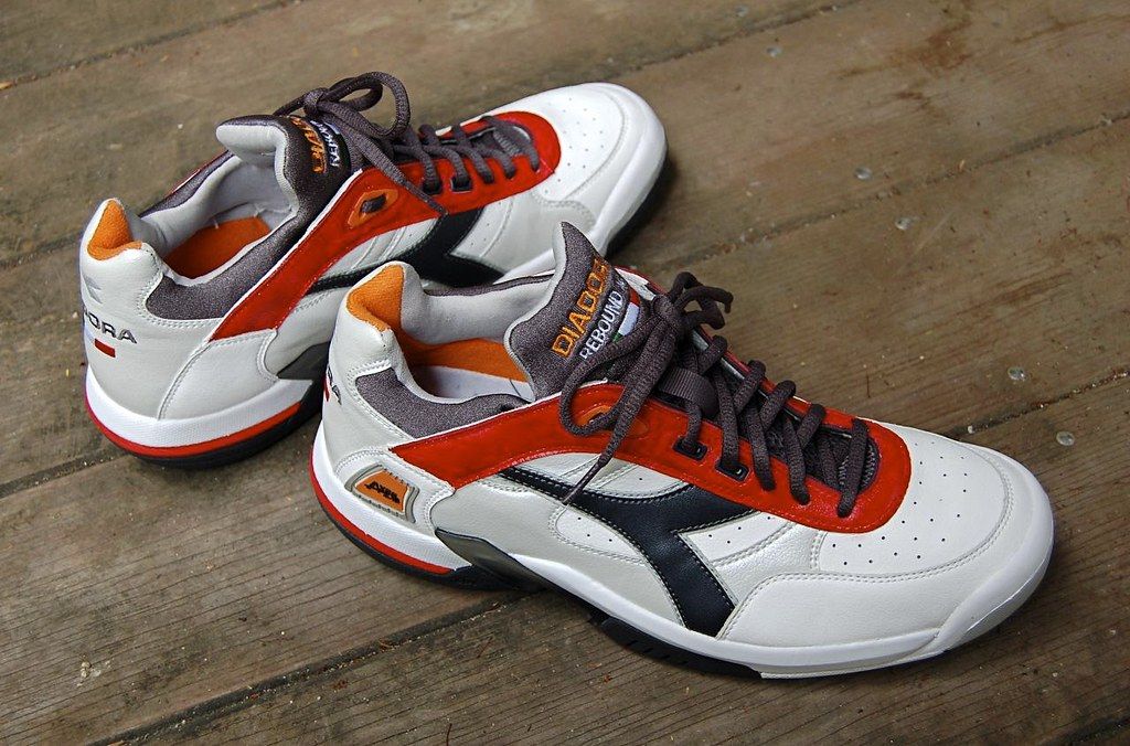 A pair of tennis shoes
